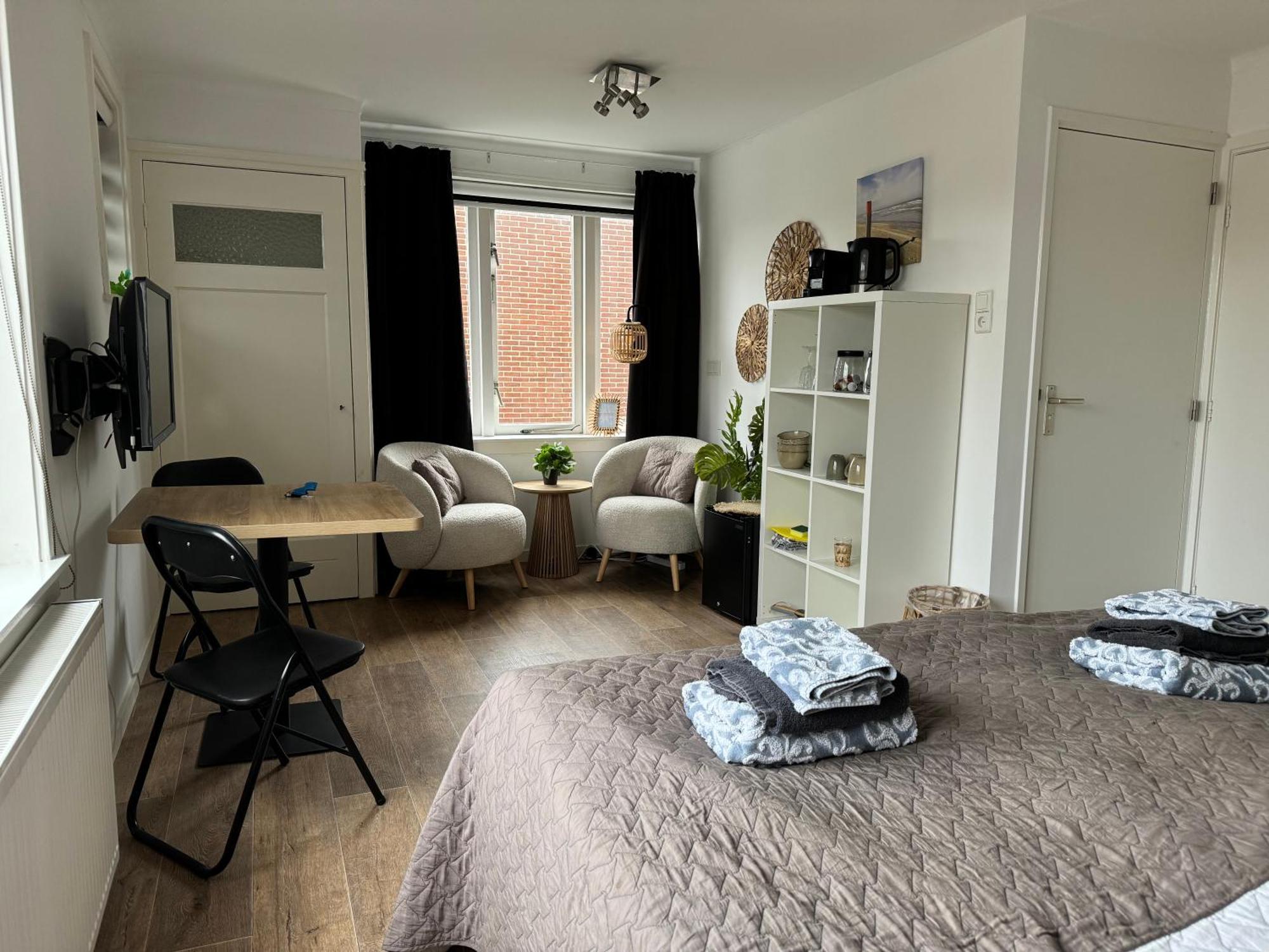 Short Apartment *
